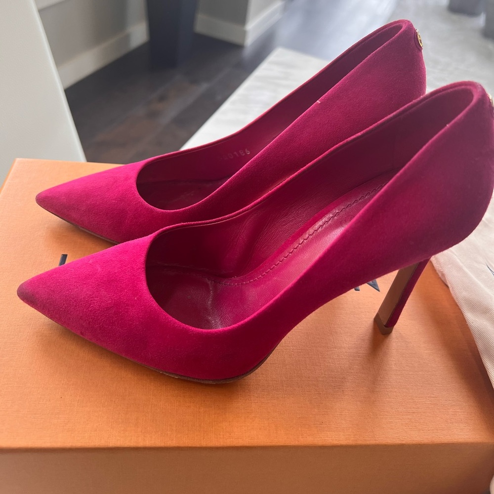 Authentic Louis Vuitton Fuchsia close toe pumps. Size 37 EU